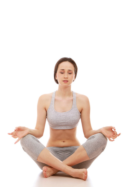 Una joven meditando
 - Foto, Imagen