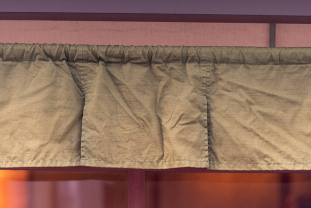 Фіранкова тканина, яка висить перед традиційними японськими ресторанами і магазинами, не тільки слугує підписом, але й має більше значення., - Фото, зображення
