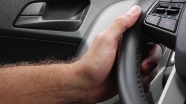 Mann am Steuer seines Autos. Autofahren im Urlaub. Männliche Hand am Lenkrad in Großaufnahme - Filmmaterial, Video