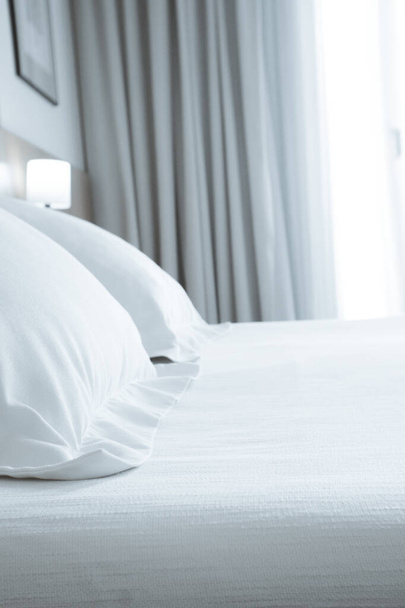 Μαξιλάρια με λευκά καλύμματα σε πολυτελές ξενοδοχείο king size κρεβάτι. Όχι άνθρωποι. - Φωτογραφία, εικόνα