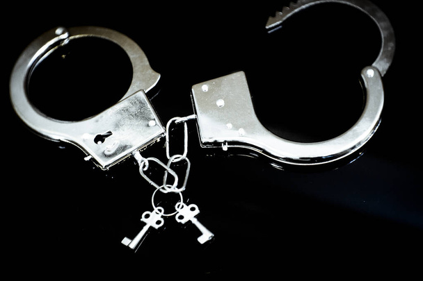 Silber metallische Handschellen für erotische Bondage-Spiele. Kein Volk - Foto, Bild