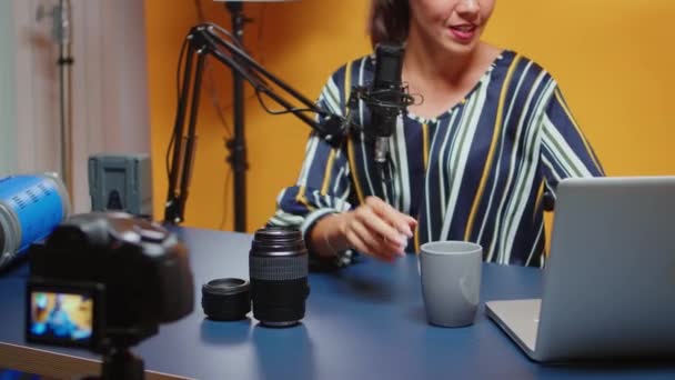 Nieuwe media influencer praten over camera lens - Video