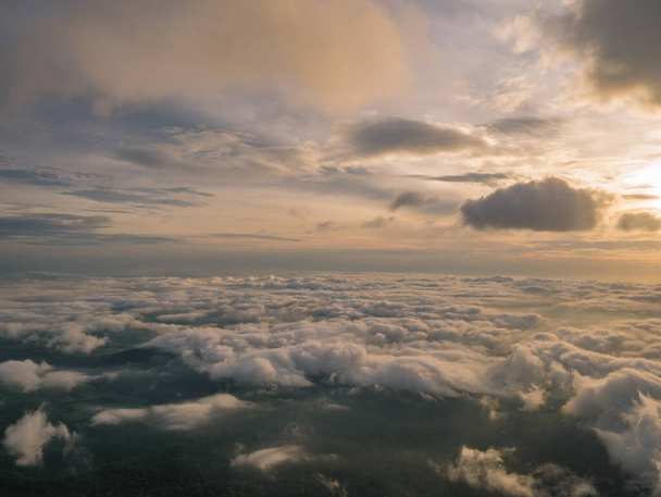 Чудовий схід сонця Небо з морем туману вранці на горі Хао Луанг у національному парку Рамкхамхен, провінція Сукхотай Таїланд. - Фото, зображення