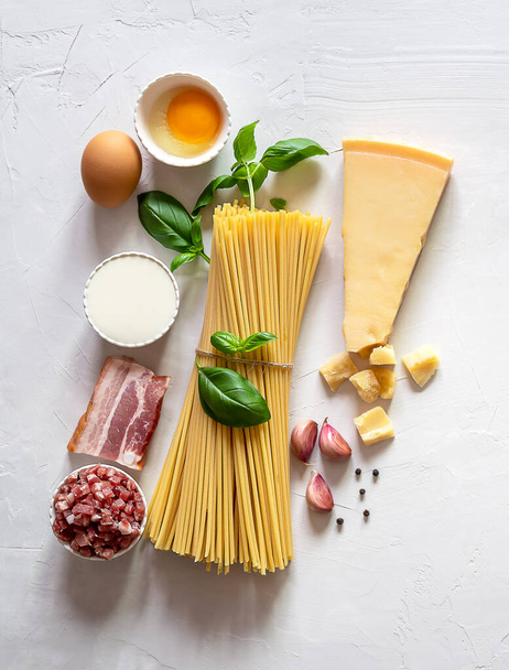 Čerstvé suroviny pro tradiční italské těstoviny Carbonara. Pohled shora, svislá orientace - Fotografie, Obrázek