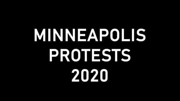 4K. Pop-up tekst screensaver met tekst MINNEAPOLIS PROTESTS 2020 voor nieuws op tv. Protesten tegen racisme. Het concept van het wereldwijde probleem van racisme in de wereld. - Video