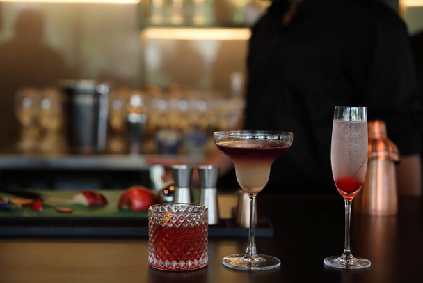 κοκτέιλ σε ποτήρια στον πάγκο μπαρ σε κουτάβι ή εστιατόριο - Φωτογραφία, εικόνα
