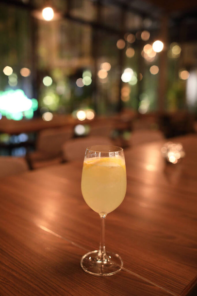 cocktail in bicchieri sul bancone del bar in cucciolo o ristorante - Foto, immagini
