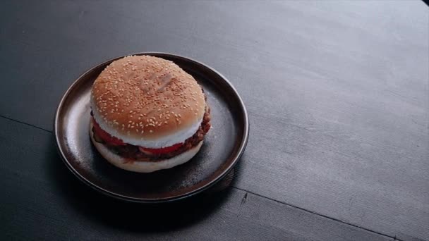 Video raccolto con un hamburger appetitoso preparato secondo una ricetta speciale in Moldavia. - Filmati, video
