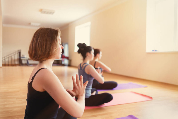 Groupe de jeunes femmes qui font de la méditation en cours de yoga. teinte. - Photo, image