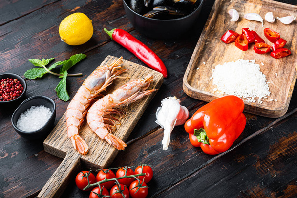 Ingredientes tradicionales de paella de marisco español en mesa oscura de madera vieja, foto de comida. - Foto, imagen