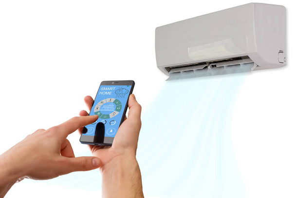 Control remoto del aire acondicionado con sistema de hogar inteligente en el dispositivo digital. - Foto, Imagen