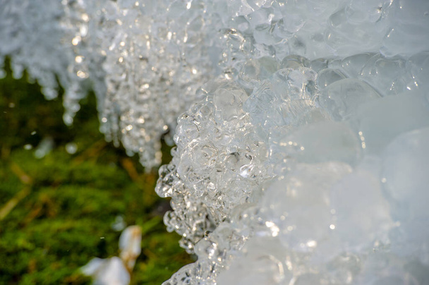 Paisaje invernal, hielo en la primavera, agua congelada, un sólido cristalino quebradizo y transparente. fuente, bueno, rill - Foto, imagen
