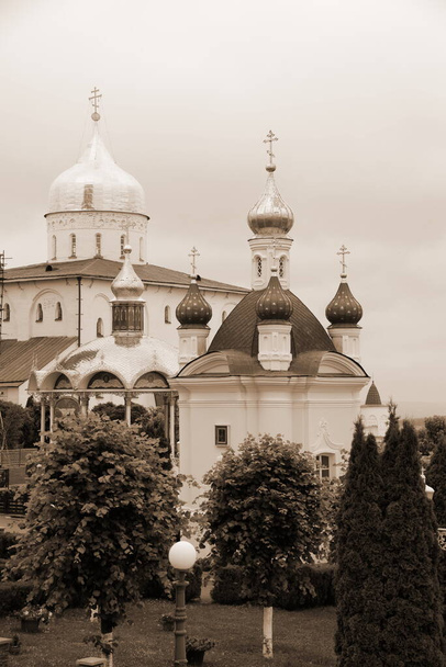  Cúpula dorada de la Santa Dormición Pochayiv Lavra - Foto, Imagen