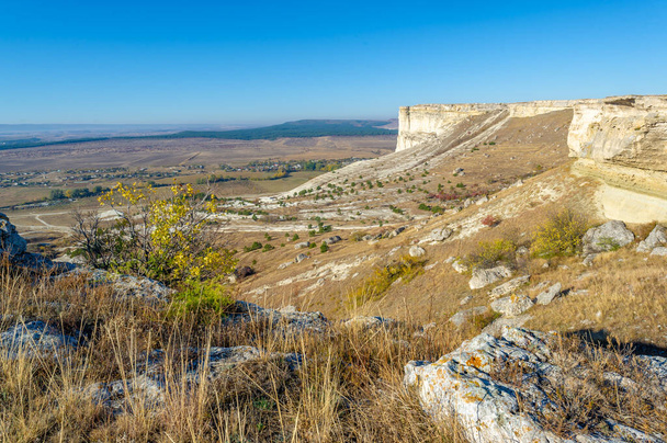 Fotos da península de outono da Crimeia, Ak-Kaya Rocha branca, distrito de Belogorsky, o rio Biyuk-Karasu, a era Mousteriana, os assentamentos dos sármatas e citas, caverna de Altyn Teshik - Foto, Imagem