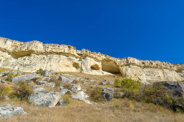 Fotos da península de outono da Crimeia, Ak-Kaya Rocha branca, distrito de Belogorsky, o rio Biyuk-Karasu, a era Mousteriana, os assentamentos dos sármatas e citas, caverna de Altyn Teshik - Foto, Imagem
