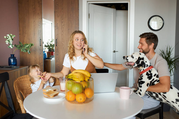 young woman, mom talk on home and have breakfast with family - Foto, Imagem
