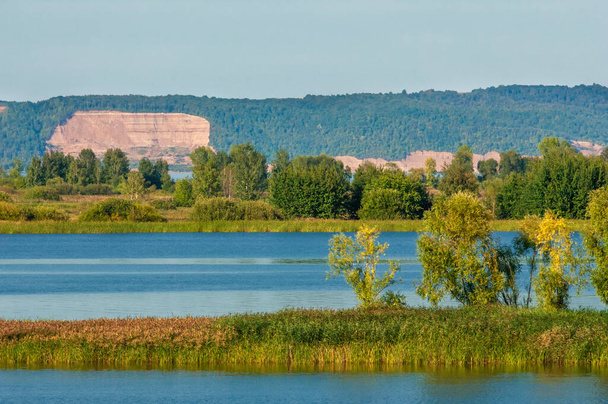 Paisagem de verão, um grande rio poderoso na parte europeia do mundo. Bulgar está localizado na margem esquerda do Volga, 140 quilômetros de Kazan. Anteriormente, era conhecido como Spassk.. - Foto, Imagem