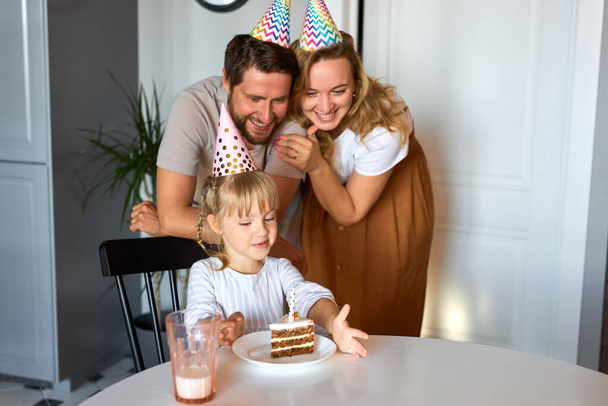 happy family celebrate childs birthday - Zdjęcie, obraz