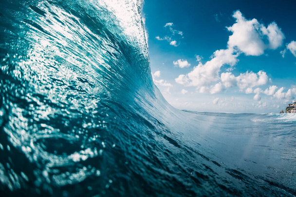 Rompiendo la ola azul perfecta. Rompiendo la ola del barril, el poder del océano - Foto, imagen
