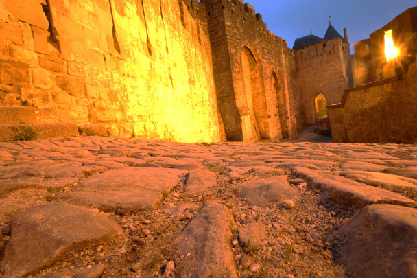 brukowanych murów spaceru w średniowiecznym mieście Carcassonne w nocy - Zdjęcie, obraz
