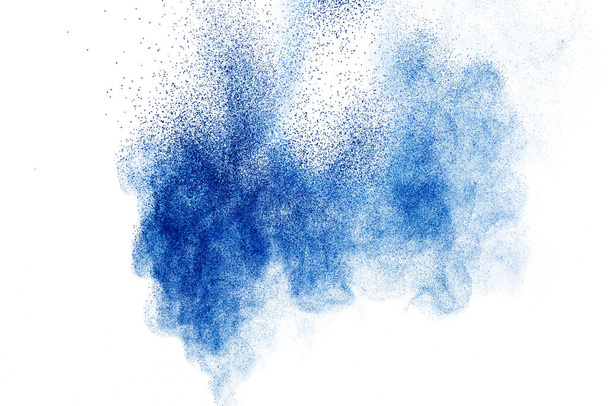 Μπλε χρώμα σκόνη έκρηξη σε λευκό φόντο. - Φωτογραφία, εικόνα