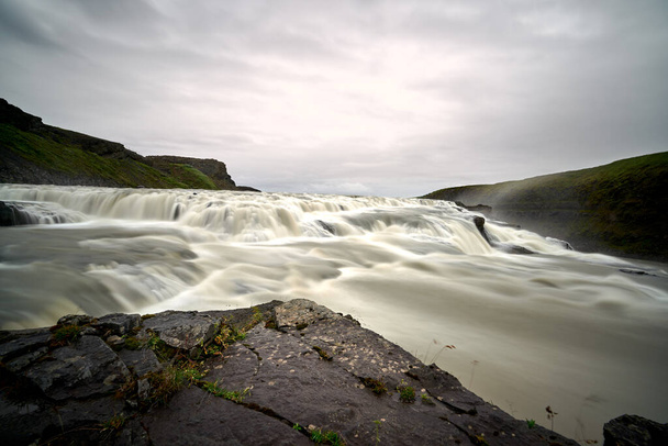 Piękny krajobraz wodospadu Gullfoss, który należy do złotego kręgu Iceland - Zdjęcie, obraz
