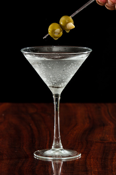Martini met olijven - Foto, afbeelding