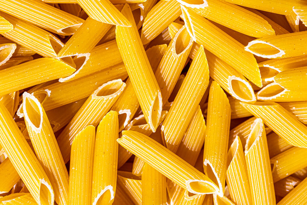 Красочные итальянские макароны penne абстрактный фон. Традиционная еда. Текстура. - Фото, изображение