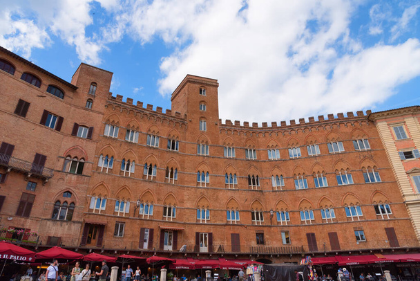SIENA, ITÁLIA 25 de maio de 2017: Piazza del Campo.O centro histórico de Siena foi declarado Património Mundial pela UNESCO. Belos edifícios históricos e palácios. - Foto, Imagem