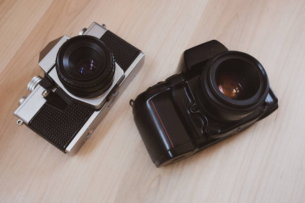 kaksi vintage 35mm elokuva kamerat kevyt puinen tausta - Valokuva, kuva