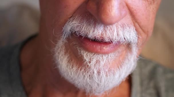 primo piano della bocca di un uomo con la barba bianca - Filmati, video