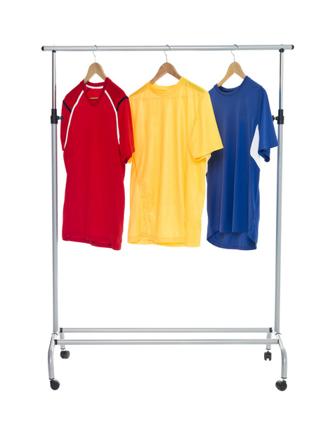 Camisas de colores en un estante de ropa
 - Foto, Imagen