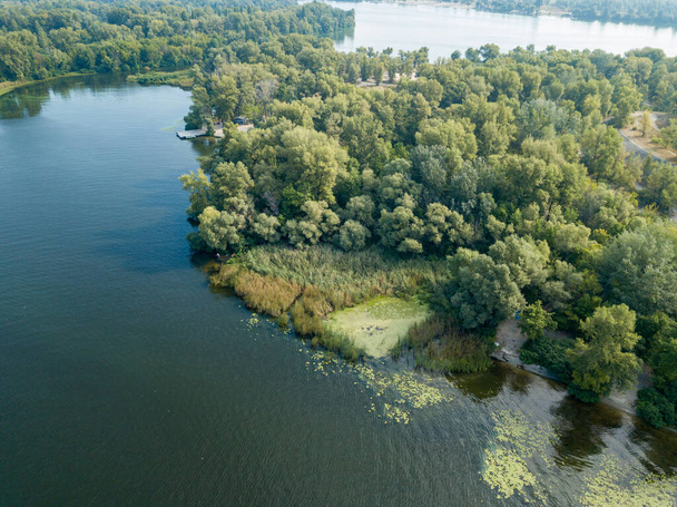 Vista aérea de drones. Banco verde do rio Dnieper em um dia ensolarado de verão. - Foto, Imagem