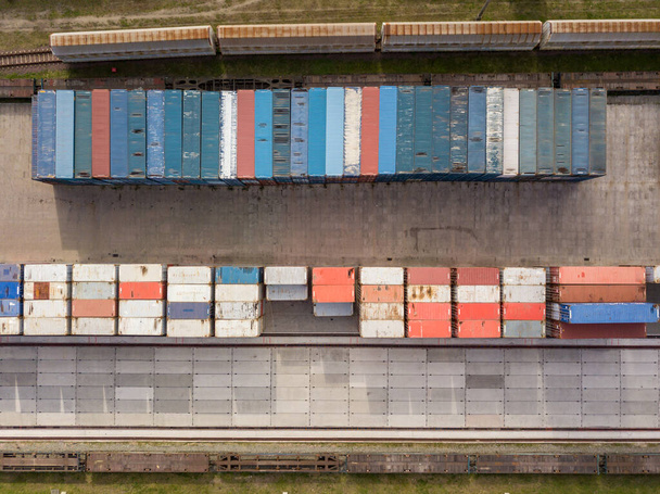 Різнокольорові вантажні контейнери на залізниці. Повітряний вигляд безпілотника
. - Фото, зображення