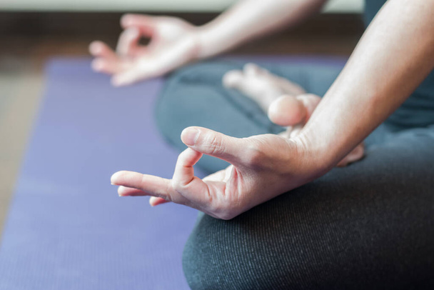 Йога в позе лотоса с женщиной, медитирующей в мире, расслабляющей в спортзале  - Фото, изображение