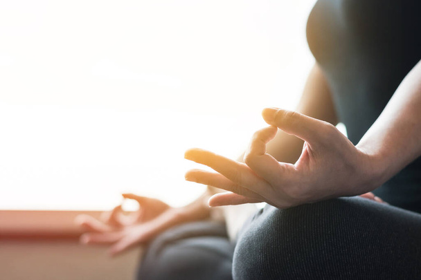 Yoga con la donna persona in posa loto meditando in relax silenzio palestra classe o casa coperta al mattino - Foto, immagini