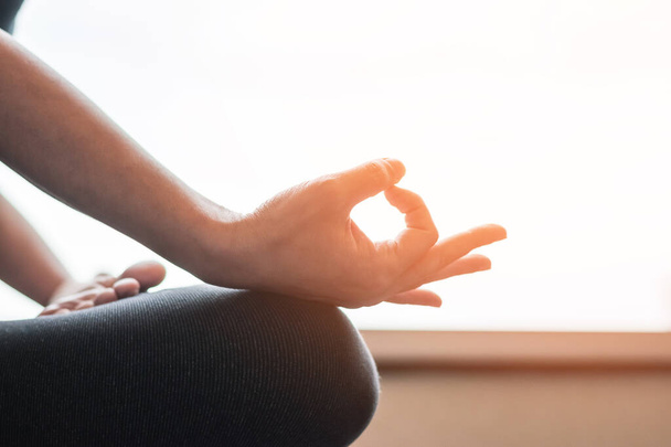 Медитационная терапия человеческого духа, концепция металлического баланса с женщиной в йога-лотосе поза с духовной медитации, спокойный отдых в тишине в спортзале или дома утром - Фото, изображение