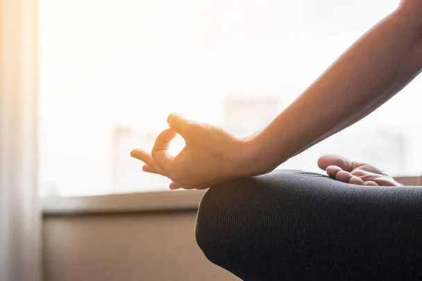 Joga z kobietą w lotosu pozują medytując w klasie ciszy relaksu siłowni lub w domu krytym rano - Zdjęcie, obraz