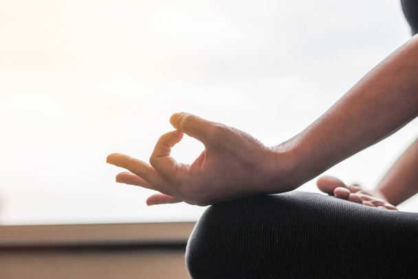 Йога с женщиной в позе лотоса медитирует в расслабляющей тишине тренажерный зал класса или дома утром - Фото, изображение