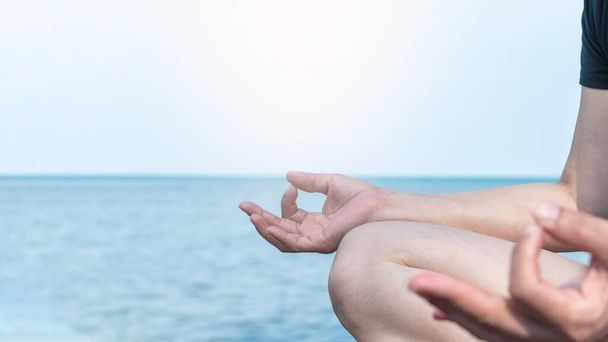 Mantra jooga meditaatio, hengellinen mielenterveys käytännössä naisen Lotus aiheuttaa ottaa rauhallinen mieli rentoutumista rannalla ulkona koulutusta viileä aamu taivas - Valokuva, kuva