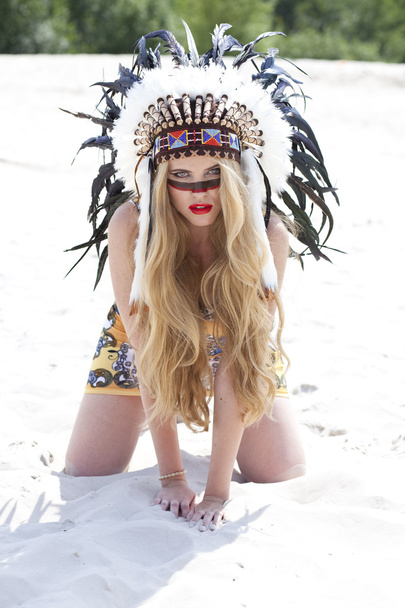 Blonde woman in costume of American Indian - Foto, afbeelding