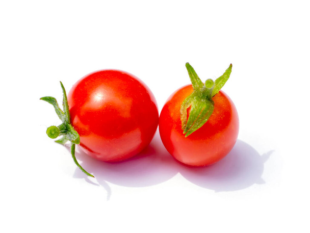 Sulje tomaatti valkoisella pohjalla pehmeällä varjolla. (Tieteellinen nimi Lycopersicon esculentum Mill.) - Valokuva, kuva