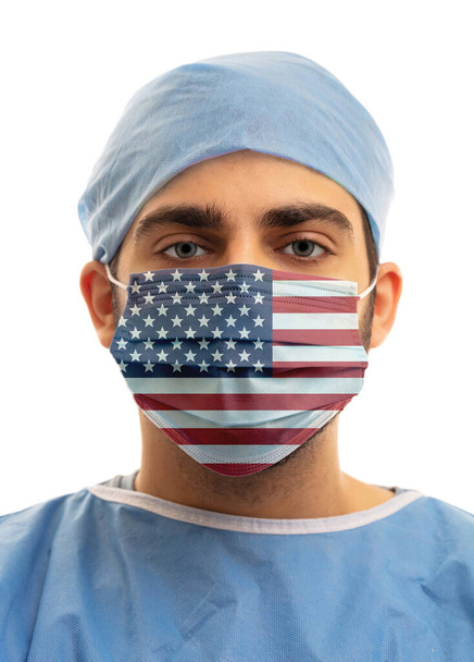 Amerikai egészségügyi ellátás, orvos visel Amerikai Egyesült Államok zászló védő maszk elszigetelt fehér háttér. Orvosi védőfelszerelés a koronavírus ellen COVID 19 - Fotó, kép