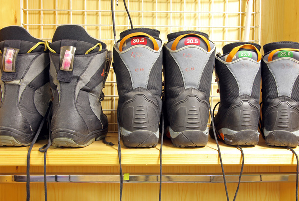 Buty snowboardowe stary w wypożyczalni sprzętu narciarskiego - Zdjęcie, obraz