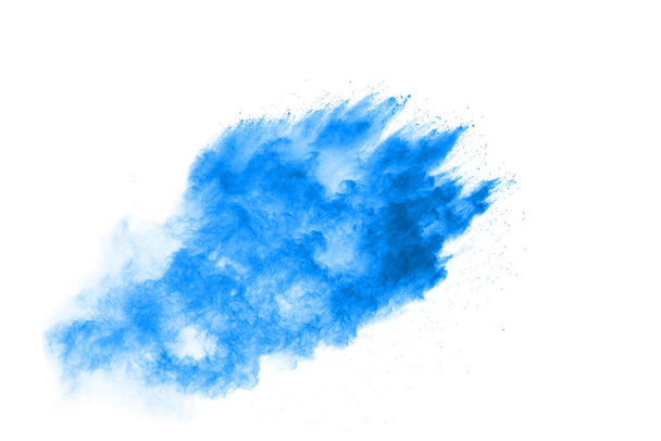 explosion de poudre de couleur bleue sur fond blanc. Nuage coloré. La poussière colorée explose. Peinture Holi. - Photo, image