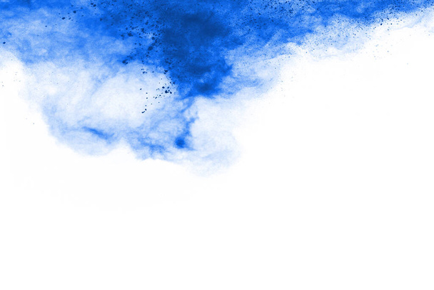 Sininen väri jauhe räjähdys valkoisella taustalla. Värillinen pilvi. Värikäs pöly räjähtää. Maalinhooli. - Valokuva, kuva