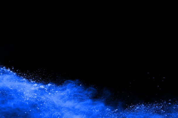 Explosión de polvo azul sobre fondo negro. Nube de colores. El polvo colorido explota. Pintura Holi. - Foto, imagen