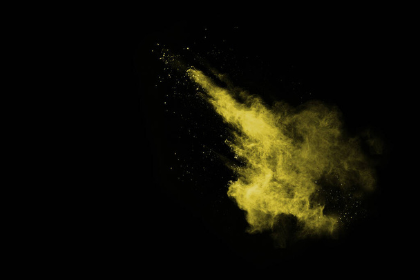 Zastavit pohyb žlutého prachu výbuch izolované na černém pozadí. - Fotografie, Obrázek