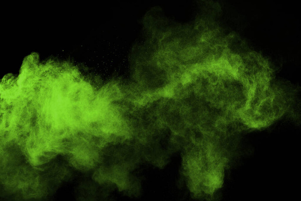 Рух абстрактного вибуху пилу замерз на чорному тлі. Зупинити рух зеленого порошку на чорному тлі. Вибуховий порошок зелений на чорному тлі
. - Фото, зображення