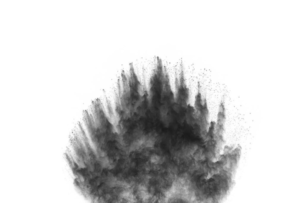Holzkohlepartikel auf weißem Hintergrund, abstraktes Pulver auf weißem Hintergrund, Gefrierbewegung von Schwarzpulver, das explodiert oder Schwarzpulver wirft. - Foto, Bild